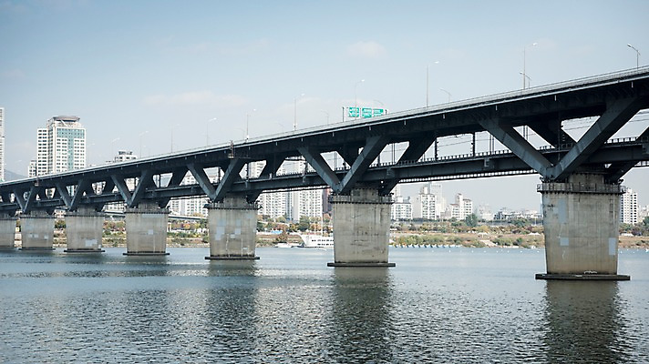 포토 JPG 주간 구름 하늘 서울 한국 빌딩 사람없음 야외 도시풍경 도시 강가 한강 청담대교 국내포토 자연요소 아시아 풍경 건물 강 다리_건축물 랜드마크 파일형식