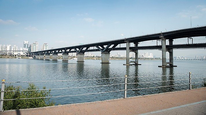 포토 JPG 주간 하늘 서울 한국 사람없음 야외 도시풍경 도시 강가 한강 청담대교 국내포토 자연요소 아시아 풍경 강 다리_건축물 랜드마크 파일형식