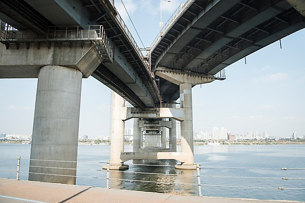 포토 JPG 주간 로우앵글 하늘 서울 한국 사람없음 야외 도시풍경 도시 강가 한강 다리밑 청담대교 국내포토 자연요소 아시아 뷰포인트 풍경 강 다리_건축물 아래 랜드마크 파일형식