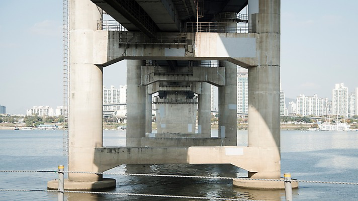 포토 JPG 주간 하늘 서울 한국 빌딩 사람없음 야외 도시풍경 도시 강가 한강 다리밑 청담대교 국내포토 자연요소 아시아 풍경 건물 강 다리_건축물 아래 랜드마크 파일형식