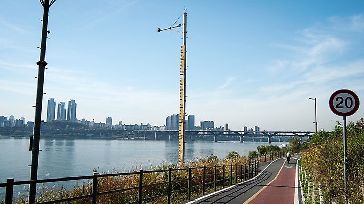 포토 JPG 주간 구름 도로 하늘 서울 한국 사람없음 야외 도시풍경 도시 표지판 강가 한강 청담대교 국내포토 자연요소 아시아 길 교통시설 알림판 풍경 강 다리_건축물 랜드마크 파일형식