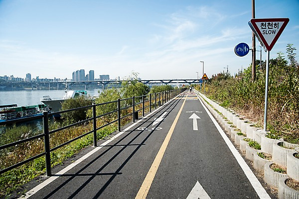 포토 JPG 주간 구름 도로 하늘 서울 한국 사람없음 야외 도시풍경 도시 표지판 강가 한강 청담대교 국내포토 자연요소 아시아 길 교통시설 알림판 풍경 강 다리_건축물 랜드마크 파일형식