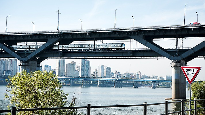 포토 JPG 주간 하늘 서울 한국 사람없음 야외 도시풍경 도시 표지판 전철 강가 한강 청담대교 국내포토 자연요소 아시아 육상교통 대중교통 알림판 풍경 강 다리_건축물 랜드마크 파일형식
