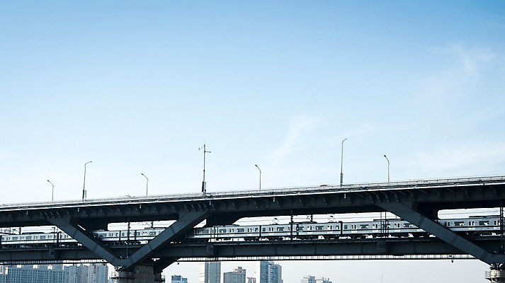포토 JPG 주간 구름 하늘 서울 한국 사람없음 야외 도시풍경 도시 전철 강가 한강 청담대교 국내포토 자연요소 아시아 육상교통 대중교통 풍경 강 다리_건축물 랜드마크 파일형식
