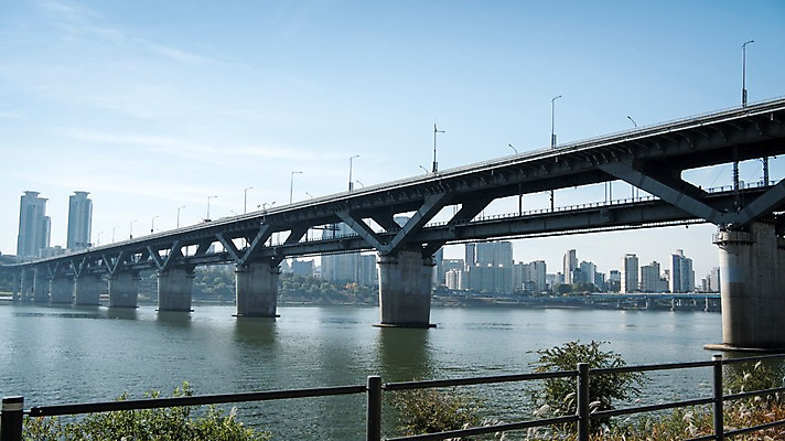포토 JPG 주간 구름 하늘 서울 한국 빌딩 사람없음 야외 도시풍경 도시 강가 한강 청담대교 국내포토 자연요소 아시아 풍경 건물 강 다리_건축물 랜드마크 파일형식