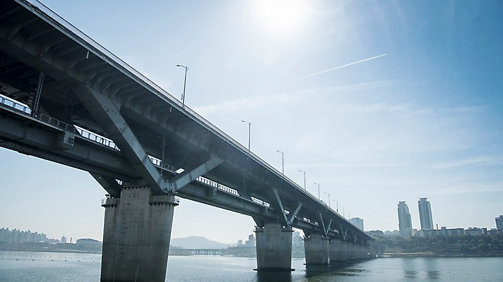 포토 JPG 주간 구름 하늘 서울 한국 빌딩 사람없음 야외 도시풍경 햇빛 도시 강가 한강 청담대교 국내포토 자연요소 아시아 풍경 건물 강 태양 다리_건축물 랜드마크 파일형식