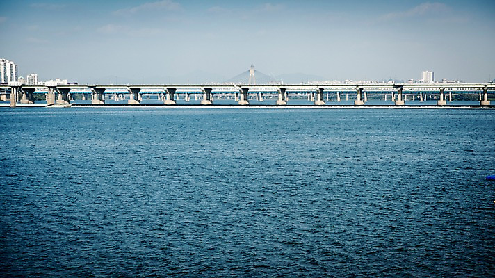포토 JPG 주간 하늘 서울 한국 빌딩 사람없음 야외 도시풍경 도시 강가 한강 잠실대교 국내포토 자연요소 아시아 풍경 건물 강 다리_건축물 랜드마크 파일형식