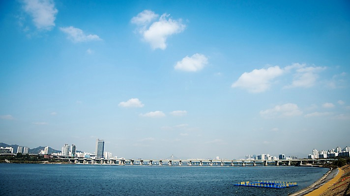 포토 JPG 주간 구름 하늘 서울 한국 빌딩 사람없음 야외 도시풍경 도시 강가 한강 잠실대교 국내포토 자연요소 아시아 풍경 건물 강 다리_건축물 랜드마크 파일형식