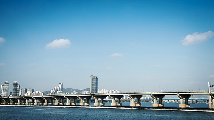 포토 JPG 주간 구름 하늘 서울 한국 빌딩 사람없음 야외 도시풍경 도시 강가 한강 잠실대교 국내포토 자연요소 아시아 풍경 건물 강 다리_건축물 랜드마크 파일형식
