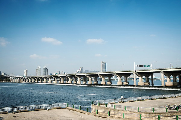 포토 JPG 주간 구름 하늘 서울 한국 빌딩 사람없음 야외 도시풍경 도시 강가 한강 잠실대교 국내포토 자연요소 아시아 풍경 건물 강 다리_건축물 랜드마크 파일형식