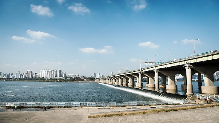 포토 JPG 주간 구름 하늘 서울 한국 빌딩 사람없음 야외 도시풍경 도시 강가 한강 잠실대교 국내포토 자연요소 아시아 풍경 건물 강 다리_건축물 랜드마크 파일형식