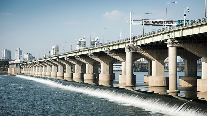 포토 JPG 주간 하늘 서울 한국 사람없음 야외 도시풍경 도시 급류 강가 한강 잠실대교 국내포토 자연요소 아시아 풍경 강 다리_건축물 랜드마크 파일형식