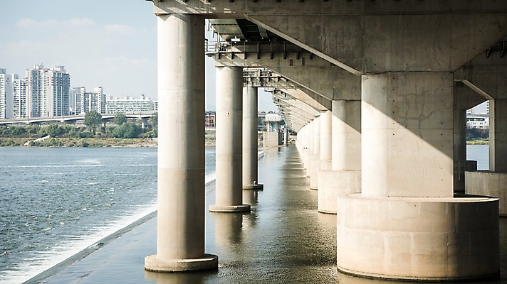 포토 JPG 주간 서울 한국 사람없음 야외 도시풍경 도시 강가 한강 다리밑 잠실대교 국내포토 자연요소 아시아 풍경 강 다리_건축물 아래 랜드마크 파일형식