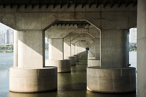 포토 JPG 주간 서울 한국 사람없음 야외 도시풍경 도시 강가 한강 다리밑 잠실대교 국내포토 자연요소 아시아 풍경 강 다리_건축물 아래 랜드마크 파일형식