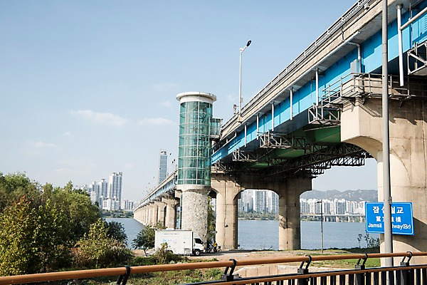포토 JPG 주간 나무 구름 하늘 서울 한국 빌딩 사람없음 야외 도시풍경 도시 강가 한강 잠실철교 국내포토 자연요소 식물 아시아 풍경 건물 강 다리_건축물 랜드마크 파일형식
