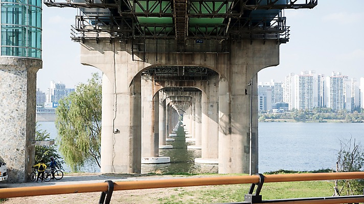 포토 JPG 주간 하늘 서울 한국 빌딩 사람없음 야외 도시풍경 도시 강가 한강 다리밑 잠실철교 국내포토 자연요소 아시아 풍경 건물 강 다리_건축물 아래 랜드마크 파일형식