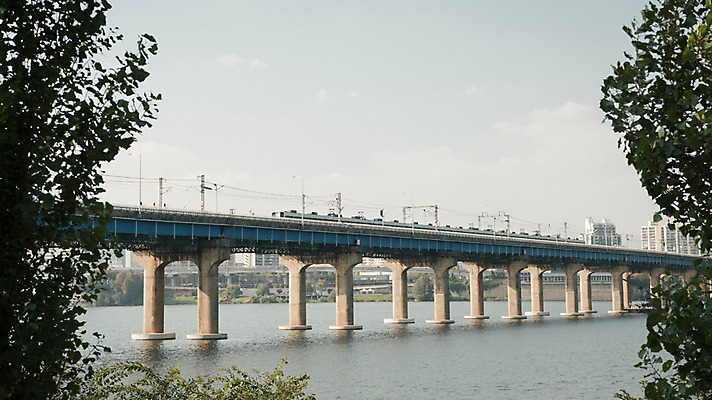 포토 JPG 주간 나무 하늘 서울 한국 사람없음 야외 도시풍경 도시 전철 강가 한강 잠실철교 국내포토 자연요소 식물 아시아 육상교통 대중교통 풍경 강 다리_건축물 랜드마크 파일형식