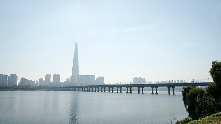 포토 JPG 주간 나무 하늘 서울 한국 빌딩 사람없음 야외 도시풍경 도시 강가 한강 잠실철교 국내포토 자연요소 식물 아시아 풍경 건물 강 다리_건축물 랜드마크 파일형식