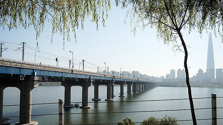 포토 JPG 주간 나무 하늘 서울 한국 빌딩 사람없음 야외 도시풍경 도시 강가 한강 잠실철교 국내포토 자연요소 식물 아시아 풍경 건물 강 다리_건축물 랜드마크 파일형식