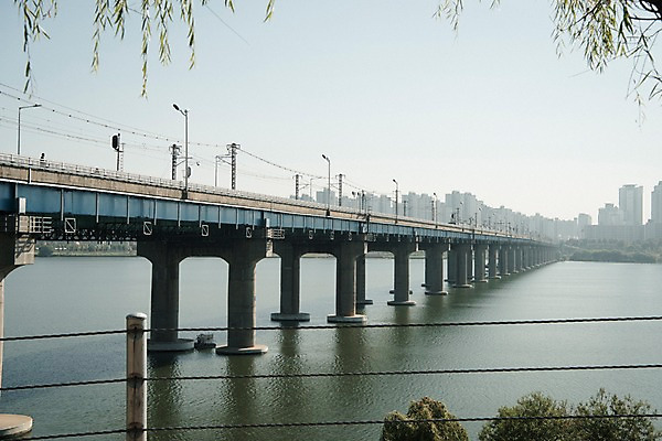 포토 JPG 주간 하늘 나뭇잎 서울 한국 빌딩 사람없음 야외 도시풍경 도시 강가 한강 잠실철교 국내포토 자연요소 아시아 잎 풍경 건물 강 다리_건축물 랜드마크 파일형식