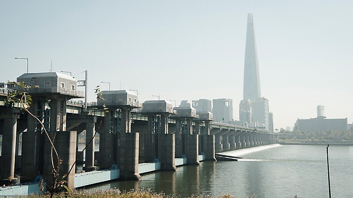 포토 JPG 주간 하늘 서울 한국 빌딩 사람없음 야외 도시풍경 도시 강가 한강 잠실철교 국내포토 자연요소 아시아 풍경 건물 강 다리_건축물 랜드마크 파일형식