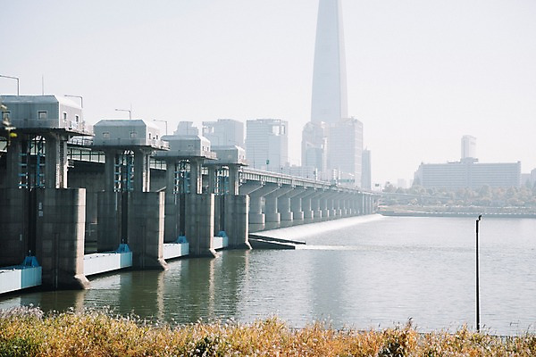 포토 JPG 주간 하늘 서울 한국 빌딩 사람없음 야외 도시풍경 도시 강가 한강 잠실철교 국내포토 자연요소 아시아 풍경 건물 강 다리_건축물 랜드마크 파일형식