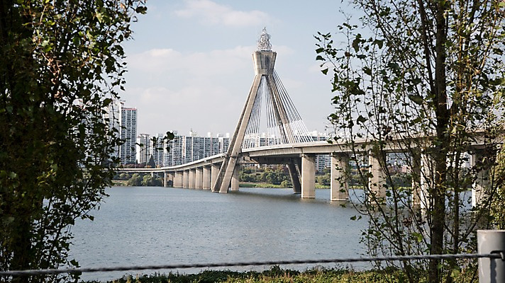 포토 JPG 주간 나무 구름 하늘 서울 한국 빌딩 사람없음 야외 도시풍경 도시 강가 한강 올림픽대로 국내포토 자연요소 식물 아시아 풍경 건물 강 다리_건축물 랜드마크 파일형식