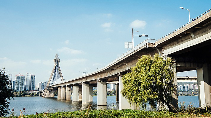 포토 JPG 주간 나무 구름 하늘 서울 한국 빌딩 사람없음 야외 도시풍경 도시 강가 한강 올림픽대로 국내포토 자연요소 식물 아시아 풍경 건물 강 다리_건축물 랜드마크 파일형식
