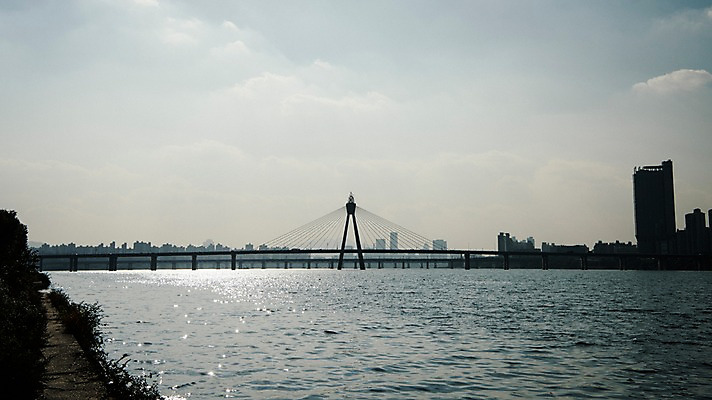 포토 JPG 주간 구름 하늘 서울 한국 빌딩 사람없음 야외 도시풍경 도시 강가 한강 올림픽대로 국내포토 자연요소 아시아 풍경 건물 강 다리_건축물 랜드마크 파일형식