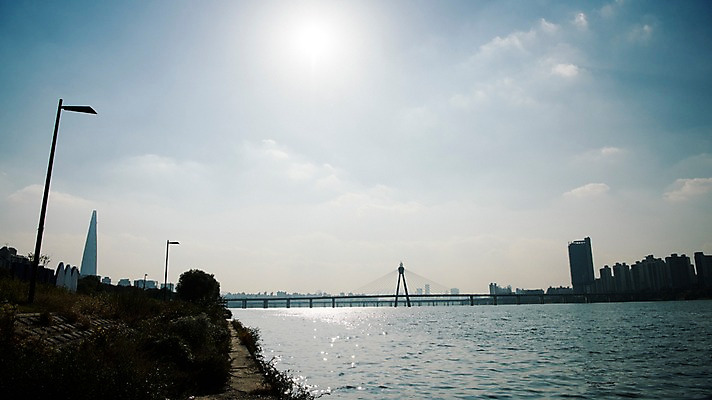 포토 JPG 주간 구름 하늘 서울 한국 빌딩 사람없음 야외 도시풍경 햇빛 도시 강가 한강 올림픽대로 국내포토 자연요소 아시아 풍경 건물 강 태양 다리_건축물 랜드마크 파일형식