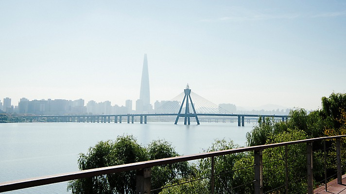 포토 JPG 주간 나무 구름 하늘 서울 한국 빌딩 사람없음 야외 도시풍경 도시 강가 한강 올림픽대로 국내포토 자연요소 식물 아시아 풍경 건물 강 다리_건축물 랜드마크 파일형식
