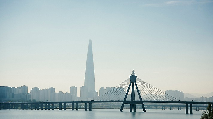 포토 JPG 주간 하늘 서울 한국 빌딩 사람없음 야외 도시풍경 도시 강가 한강 올림픽대로 국내포토 자연요소 아시아 풍경 건물 강 다리_건축물 랜드마크 파일형식