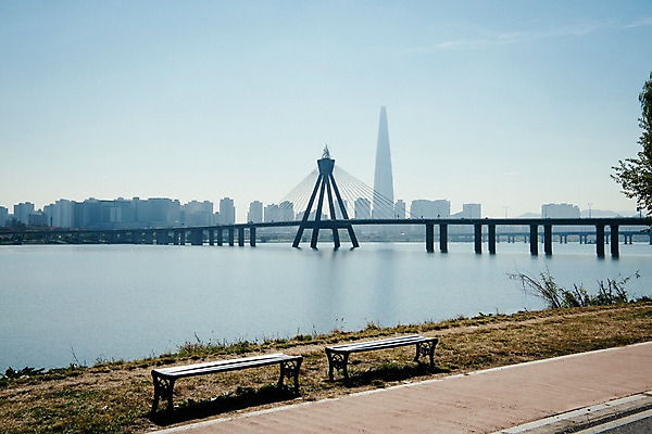 포토 JPG 주간 벤치 하늘 서울 한국 빌딩 사람없음 야외 도시풍경 도시 강가 한강 도보 올림픽대로 국내포토 자연요소 아시아 의자 풍경 건물 강 다리_건축물 랜드마크 파일형식