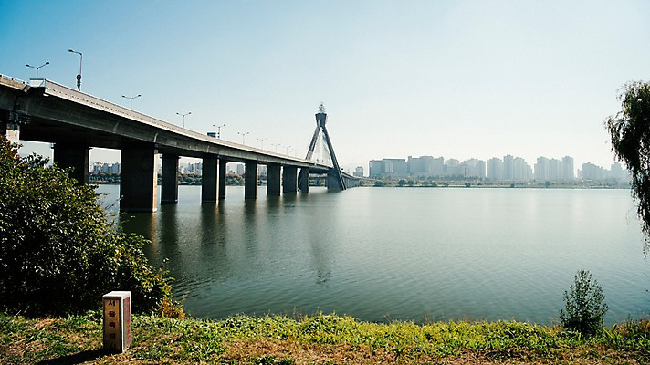 포토 JPG 주간 하늘 서울 한국 빌딩 사람없음 야외 도시풍경 도시 강가 한강 올림픽대로 국내포토 자연요소 아시아 풍경 건물 강 다리_건축물 랜드마크 파일형식