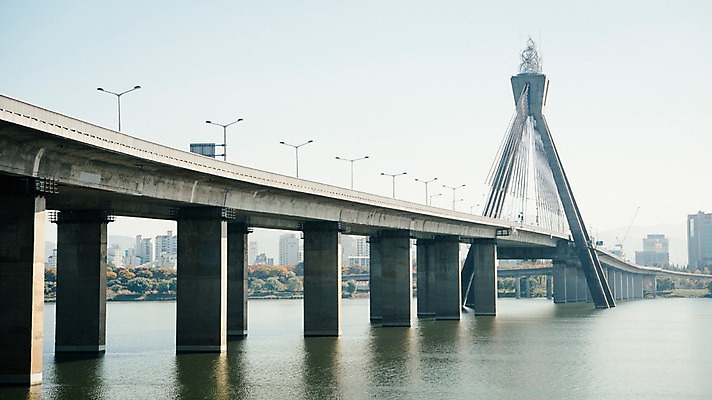 포토 JPG 주간 하늘 서울 한국 사람없음 야외 도시풍경 도시 강가 한강 올림픽대로 국내포토 자연요소 아시아 풍경 강 다리_건축물 랜드마크 파일형식