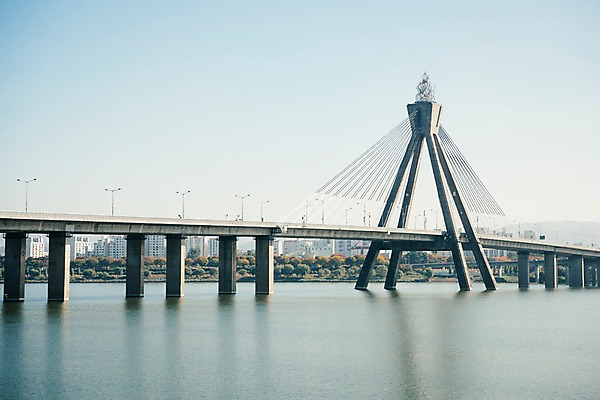 포토 JPG 주간 하늘 서울 한국 사람없음 야외 도시풍경 도시 강가 한강 올림픽대로 국내포토 자연요소 아시아 풍경 강 다리_건축물 랜드마크 파일형식