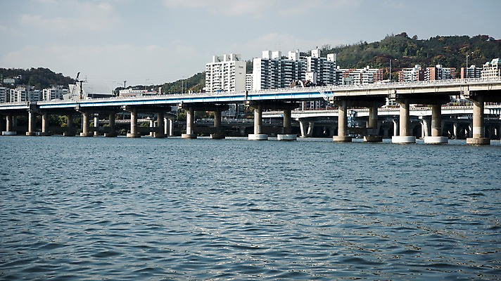 포토 JPG 주간 하늘 서울 한국 빌딩 사람없음 야외 도시풍경 도시 강가 한강 천호대교 국내포토 자연요소 아시아 풍경 건물 강 다리_건축물 랜드마크 파일형식