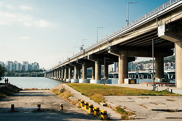포토 JPG 주간 로우앵글 하늘 서울 한국 사람없음 야외 도시풍경 도시 강가 한강 다리밑 천호대교 국내포토 자연요소 아시아 뷰포인트 풍경 강 다리_건축물 아래 랜드마크 파일형식