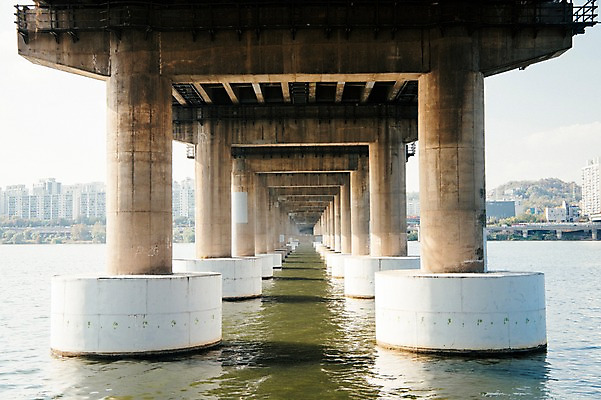 포토 JPG 주간 서울 한국 사람없음 야외 도시풍경 도시 강가 한강 다리밑 천호대교 국내포토 자연요소 아시아 풍경 강 다리_건축물 아래 랜드마크 파일형식