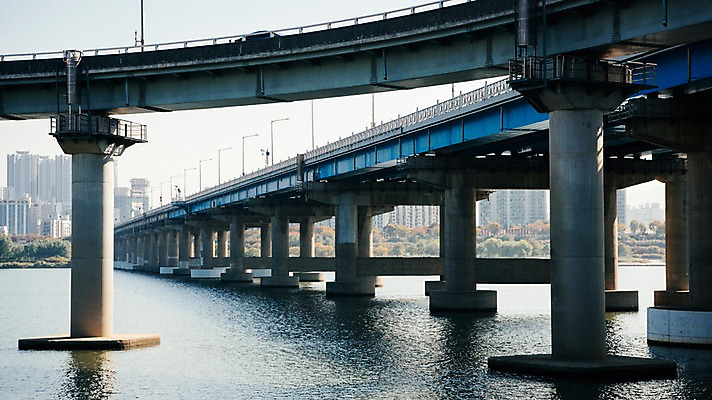 포토 JPG 주간 로우앵글 서울 한국 사람없음 야외 도시풍경 도시 강가 한강 다리밑 천호대교 국내포토 자연요소 아시아 뷰포인트 풍경 강 다리_건축물 아래 랜드마크 파일형식