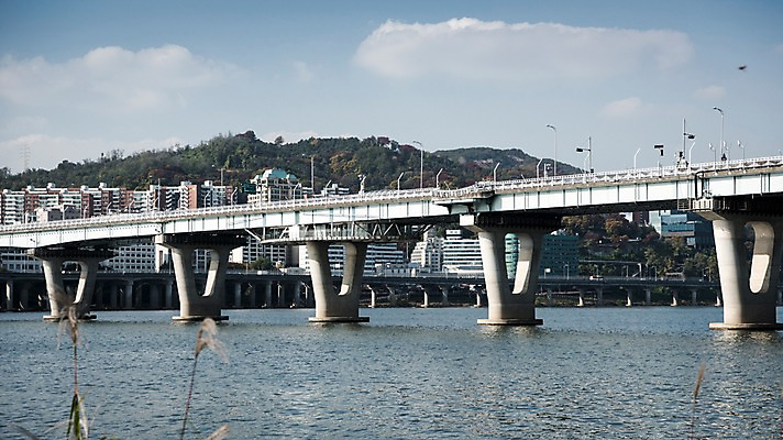 포토 JPG 주간 구름 하늘 서울 한국 빌딩 사람없음 야외 도시풍경 도시 강가 한강 광진교 국내포토 자연요소 아시아 풍경 건물 강 다리_건축물 랜드마크 파일형식
