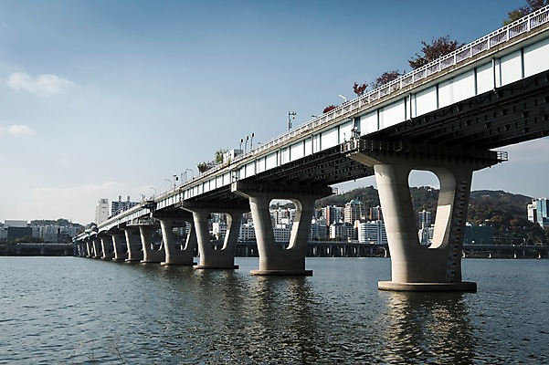포토 JPG 주간 하늘 서울 한국 빌딩 사람없음 야외 도시풍경 도시 강가 한강 광진교 국내포토 자연요소 아시아 풍경 건물 강 다리_건축물 랜드마크 파일형식