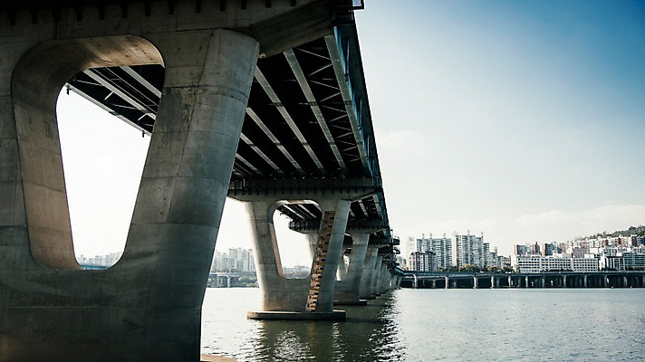 포토 JPG 주간 로우앵글 하늘 서울 한국 빌딩 사람없음 야외 도시풍경 도시 강가 한강 다리밑 광진교 국내포토 자연요소 아시아 뷰포인트 풍경 건물 강 다리_건축물 아래 랜드마크 파일형식