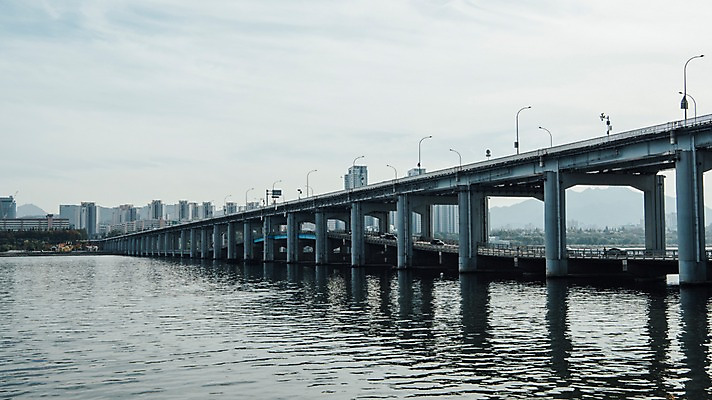 포토 JPG 주간 구름 하늘 서울 한국 빌딩 사람없음 야외 도시풍경 도시 강가 한강 반포대교 국내포토 자연요소 아시아 풍경 건물 강 다리_건축물 랜드마크 파일형식
