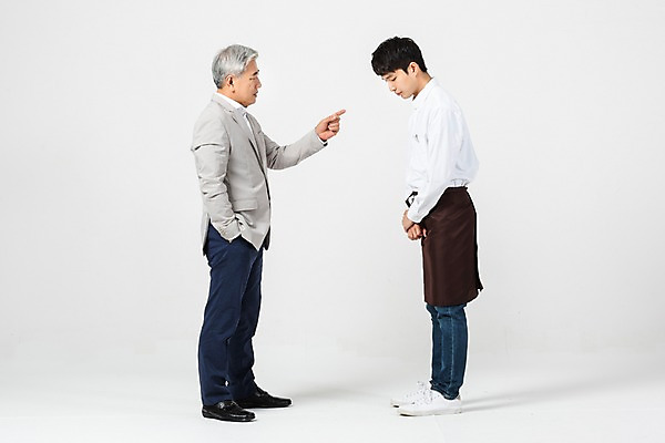포토 JPG 스튜디오촬영 전신 노년 남자 실내 고개숙이기 누끼 사람 20대 성인 두명 옆모습 마주보기 앞치마 한국인 가리킴 60대 사장 꾸지람 종업원 고객 직원 흰배경 주머니손 아르바이트 삿대질 엄격한 남자만 비정규직 블랙컨슈머 갑질 세대차이 국내포토 직업 뷰포인트 백그라운드 비즈니스 모션 숙이기 동양인 손짓 청년 내부 흰색 체벌 파일형식