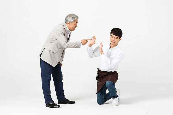 포토 JPG 스튜디오촬영 전신 노년 남자 실내 누끼 사람 앉기 20대 성인 두명 앞모습 옆모습 한국인 찡그림 60대 사장 꾸지람 종업원 고객 직원 흰배경 웅크림 아르바이트 곤란 삿대질 엄격한 남자만 비정규직 블랙컨슈머 갑질 세대차이 국내포토 직업 뷰포인트 백그라운드 비즈니스 모션 표정 동양인 손짓 청년 내부 흰색 체벌 파일형식