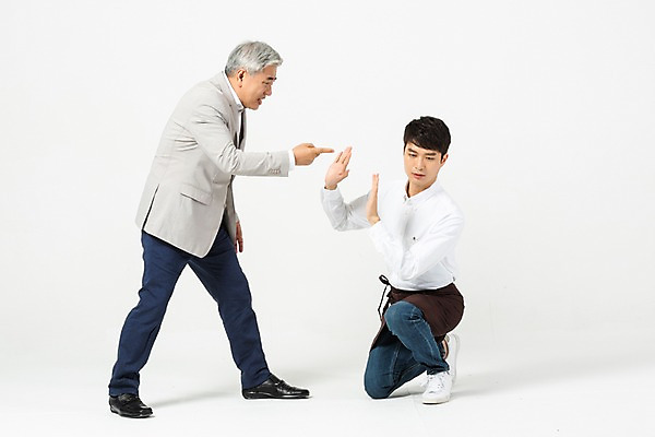 포토 JPG 스튜디오촬영 전신 노년 남자 실내 누끼 사람 앉기 20대 성인 두명 옆모습 앞치마 한국인 찡그림 60대 사장 꾸지람 종업원 고객 직원 흰배경 웅크림 아르바이트 곤란 삿대질 엄격한 남자만 비정규직 블랙컨슈머 갑질 세대차이 국내포토 직업 뷰포인트 백그라운드 비즈니스 모션 표정 동양인 손짓 청년 내부 흰색 체벌 파일형식
