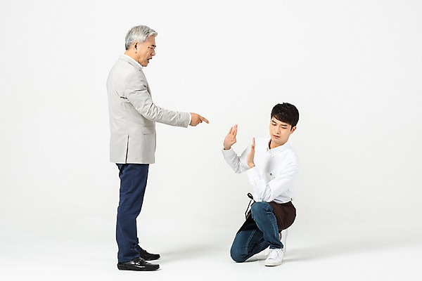 포토 JPG 스튜디오촬영 전신 노년 남자 실내 누끼 사람 앉기 20대 성인 두명 옆모습 앞치마 한국인 가리킴 찡그림 60대 사장 꾸지람 종업원 고객 직원 흰배경 웅크림 아르바이트 곤란 삿대질 엄격한 남자만 비정규직 블랙컨슈머 갑질 세대차이 국내포토 직업 뷰포인트 백그라운드 비즈니스 모션 표정 동양인 손짓 청년 내부 흰색 체벌 파일형식