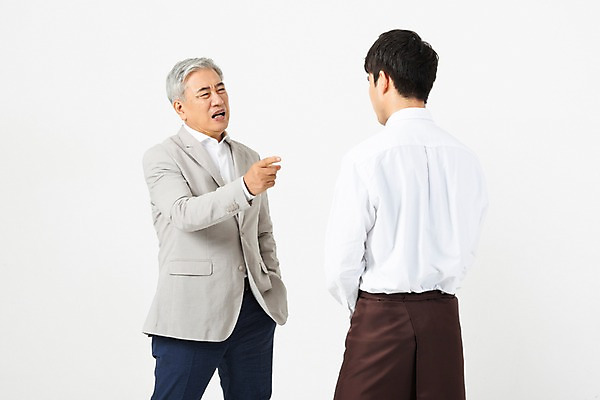 포토 JPG 스튜디오촬영 노년 남자 실내 누끼 사람 상반신 20대 성인 두명 옆모습 뒷모습 앞치마 한국인 가리킴 찡그림 60대 사장 꾸지람 종업원 고객 직원 흰배경 아르바이트 삿대질 엄격한 남자만 비정규직 블랙컨슈머 갑질 국내포토 직업 뷰포인트 백그라운드 비즈니스 표정 동양인 손짓 청년 내부 흰색 체벌 파일형식