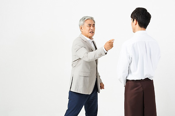 포토 JPG 스튜디오촬영 노년 남자 실내 누끼 사람 상반신 20대 성인 두명 옆모습 뒷모습 앞치마 한국인 찡그림 60대 사장 꾸지람 종업원 고객 직원 흰배경 아르바이트 삿대질 엄격한 남자만 비정규직 블랙컨슈머 갑질 국내포토 직업 뷰포인트 백그라운드 비즈니스 표정 동양인 손짓 청년 내부 흰색 체벌 파일형식